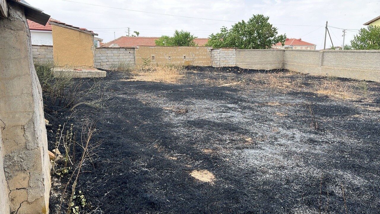 Konya’nın Kulu ilçesinde, müstakil evin bahçesindeki ot yangını, ev ve