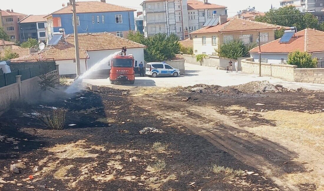 Konya’nın Kulu ilçesinde boş arsada kurumuş ot ve çalıların tutuşması