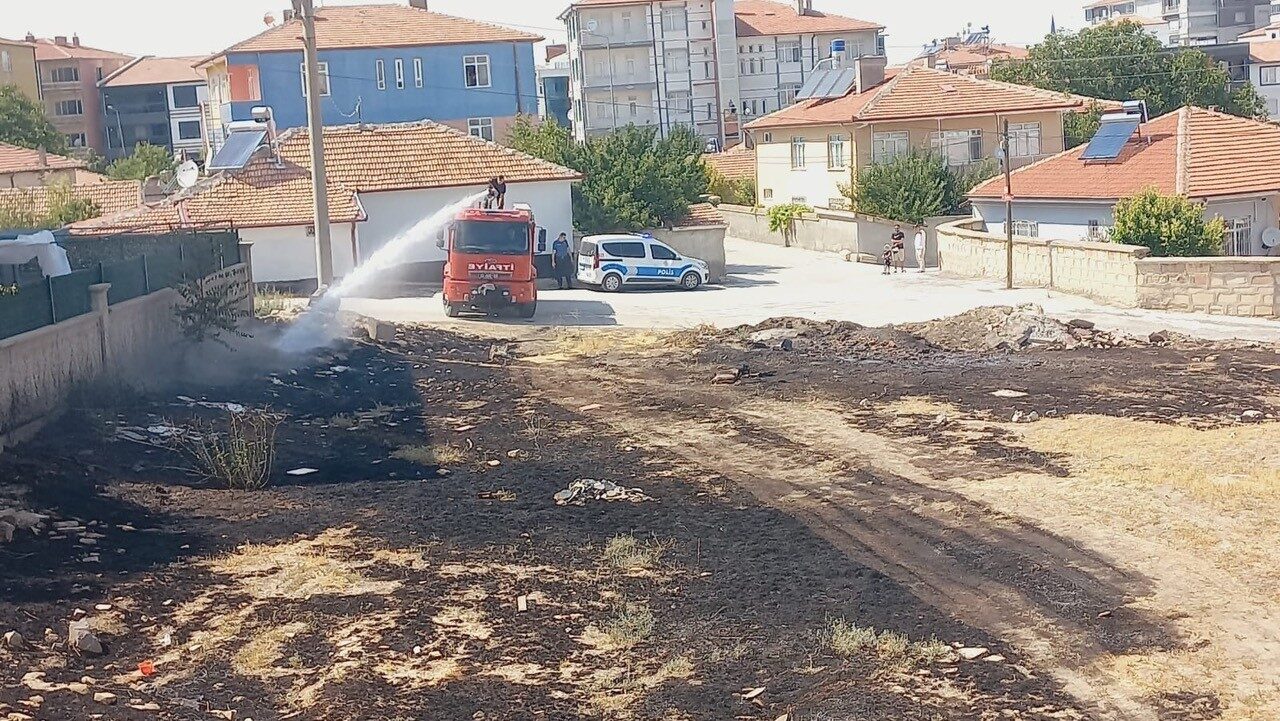 Konya’nın Kulu ilçesinde boş arsada kurumuş ot ve çalıların tutuşması
