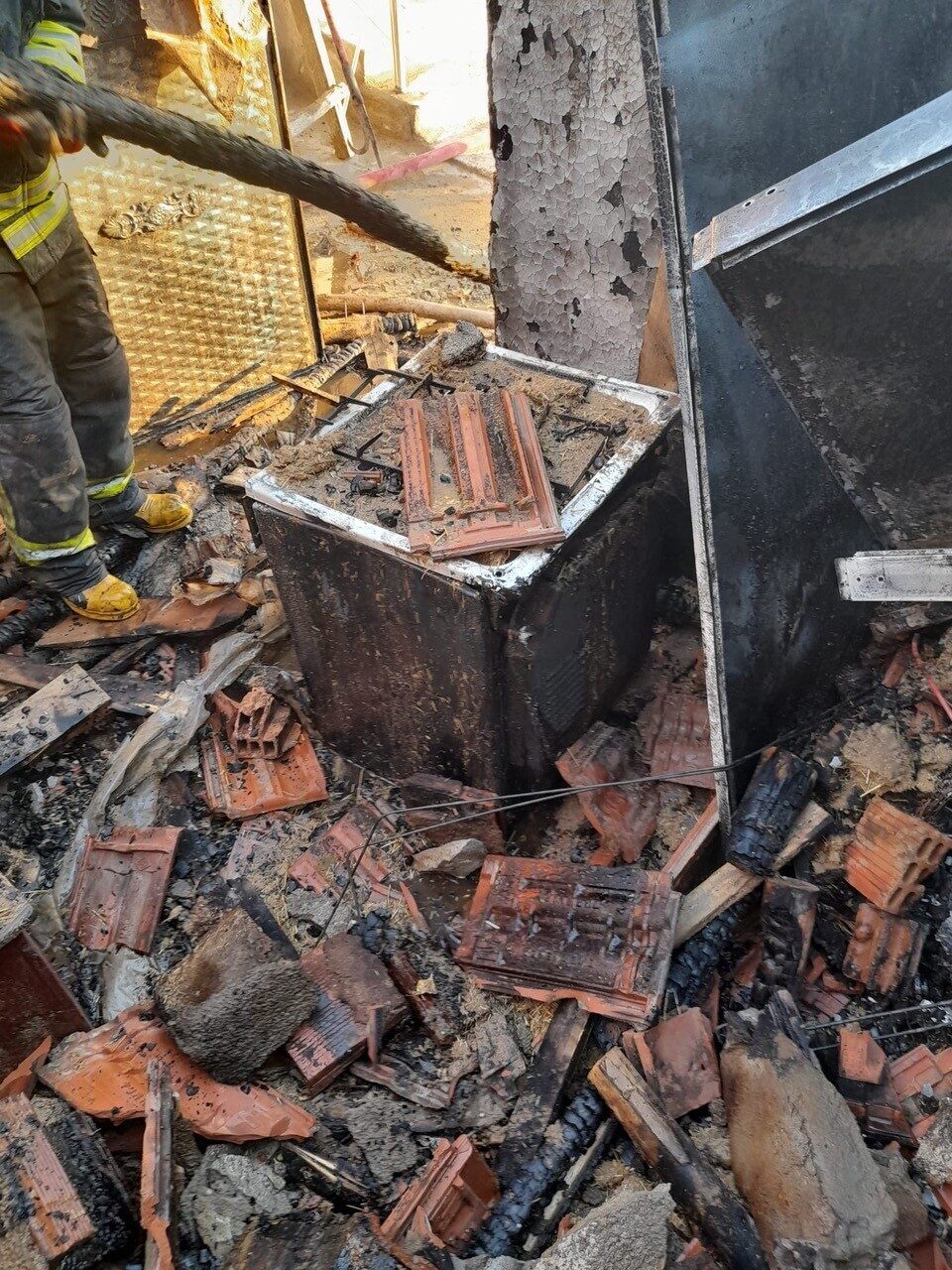 Konya’nın Kulu ilçesinde çıkan yangında, müstakil bir evin yanındaki tandır,