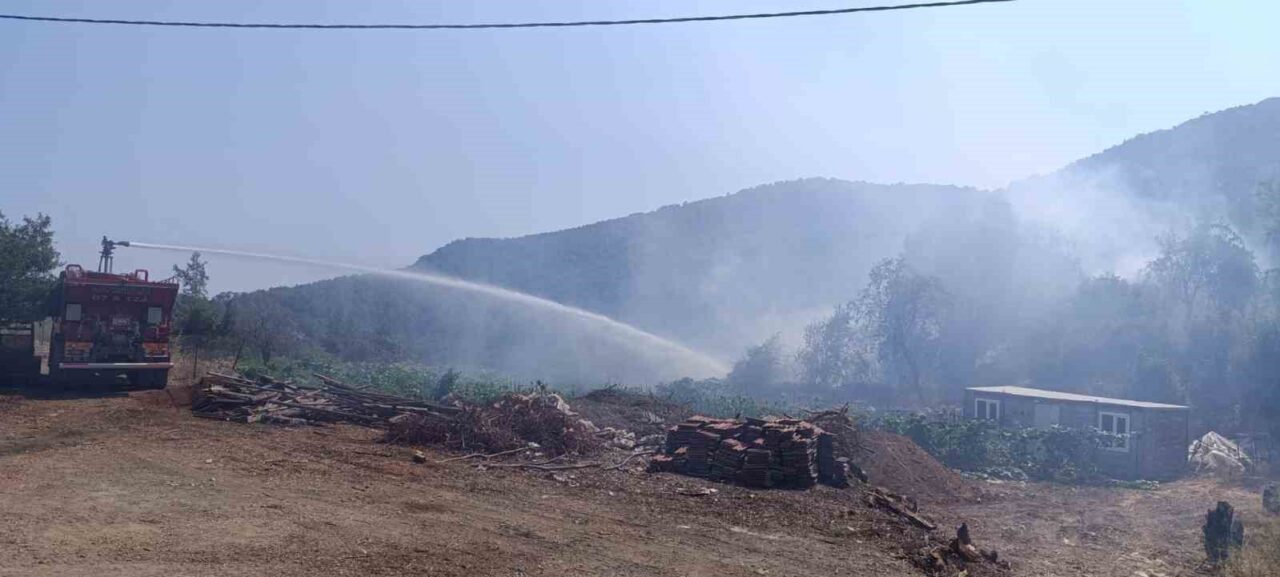 Antalya’nın Kumluca ilçesinde çıkan yangına 7 dakikada ulaşan ekipler, alevleri