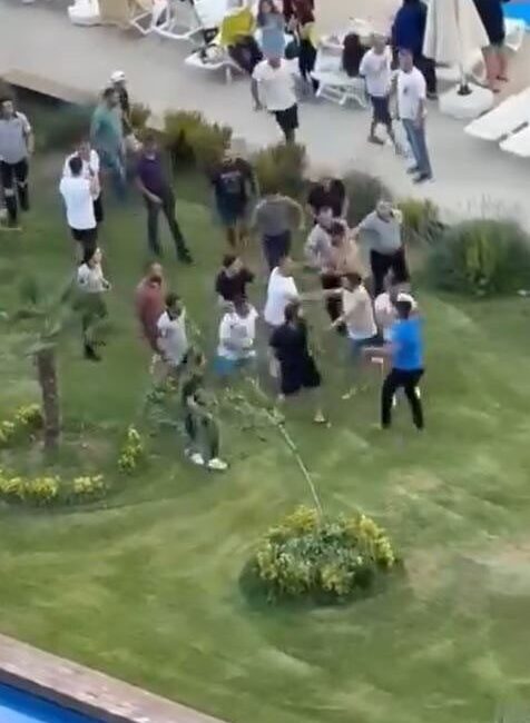 İstanbul’un Esenyurt ilçesinde bulunan bir sitede bonesiz ve pantolonlarıyla havuza