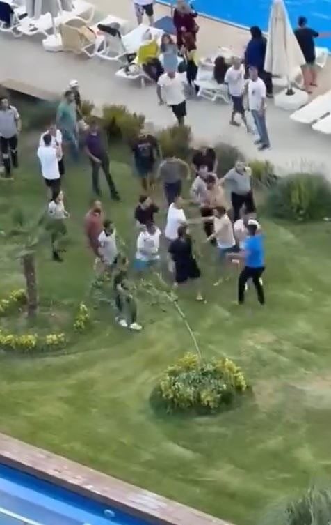 İstanbul’un Esenyurt ilçesinde bulunan bir sitede bonesiz ve pantolonlarıyla havuza