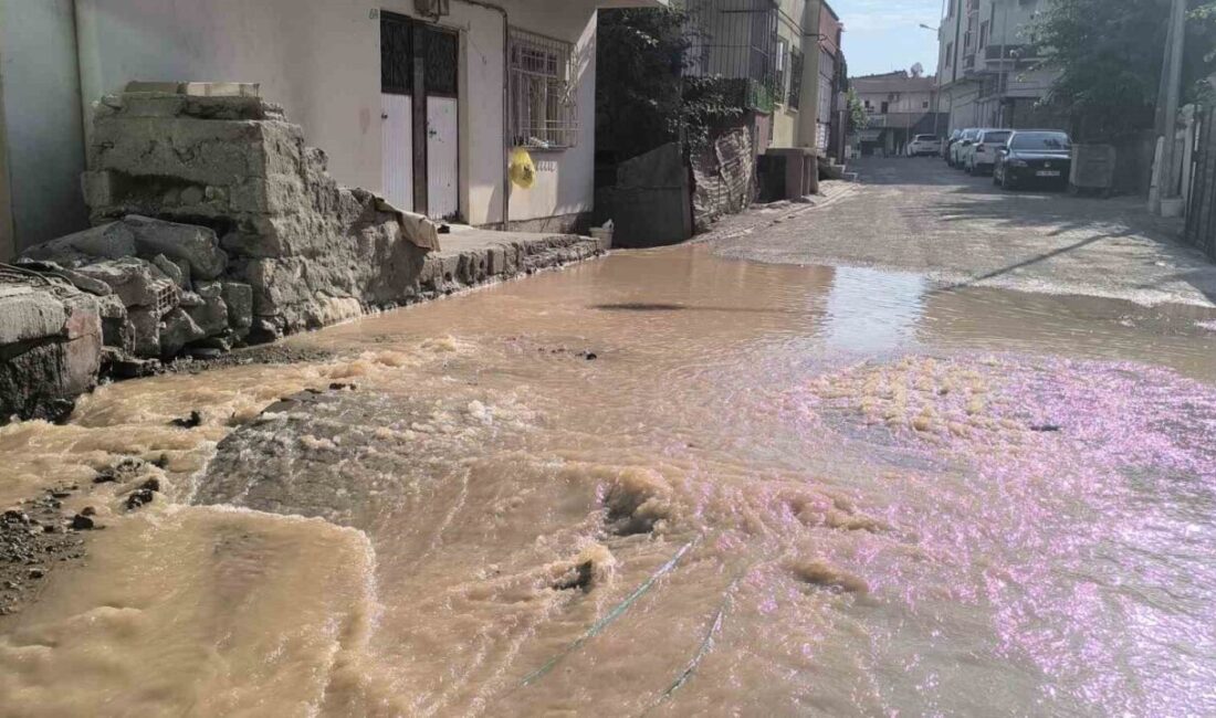 Siirt’in Kurtalan ilçesinde sabah saatlerinde meydana gelen içme suyu hattı