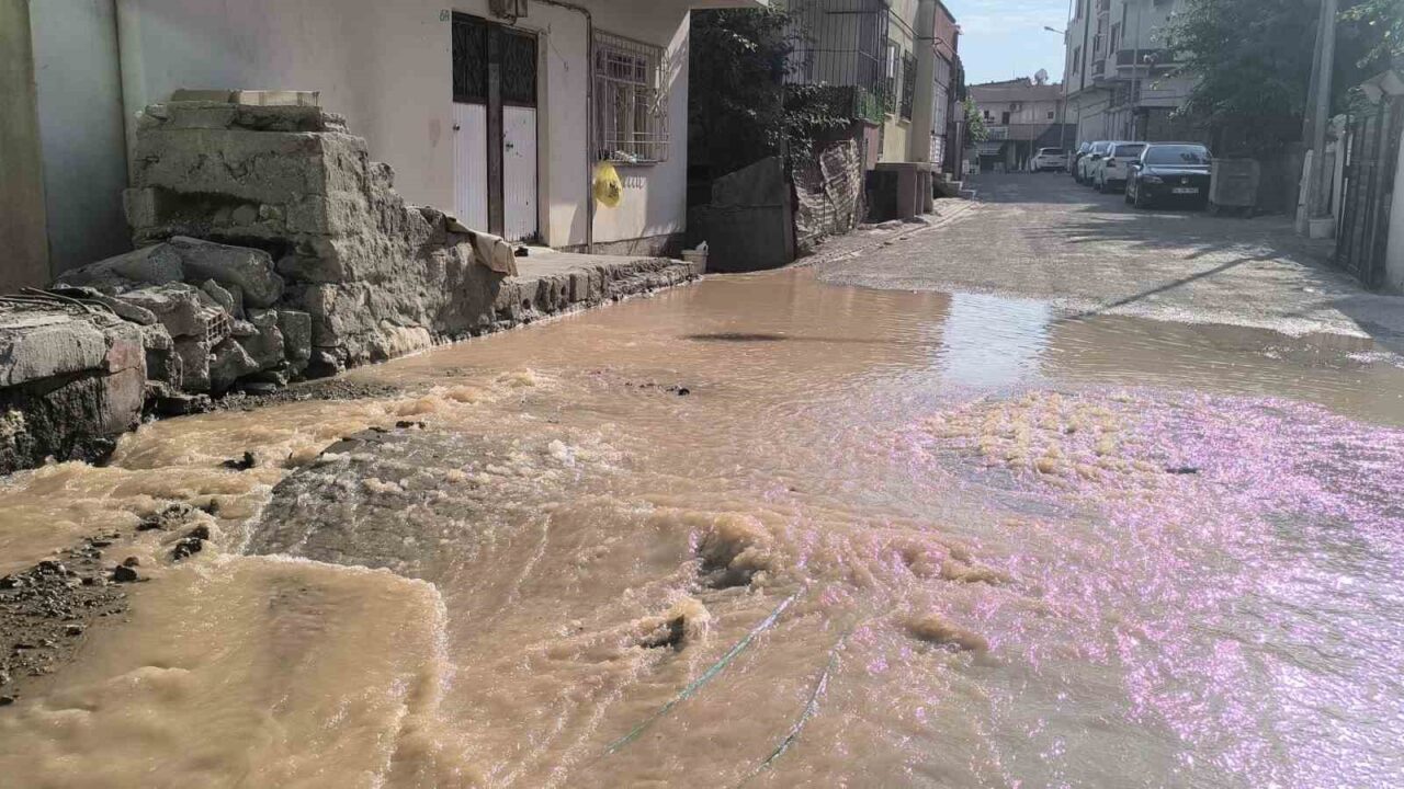 Siirt’in Kurtalan ilçesinde sabah saatlerinde meydana gelen içme suyu hattı
