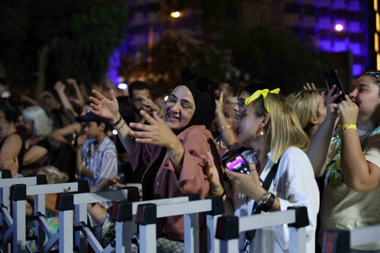 Aydın’ın Kuşadası ilçesinde vatandaşlar, Büyükşehir Belediyesi tarafından düzenlenen ‘Yaz Konserleri’