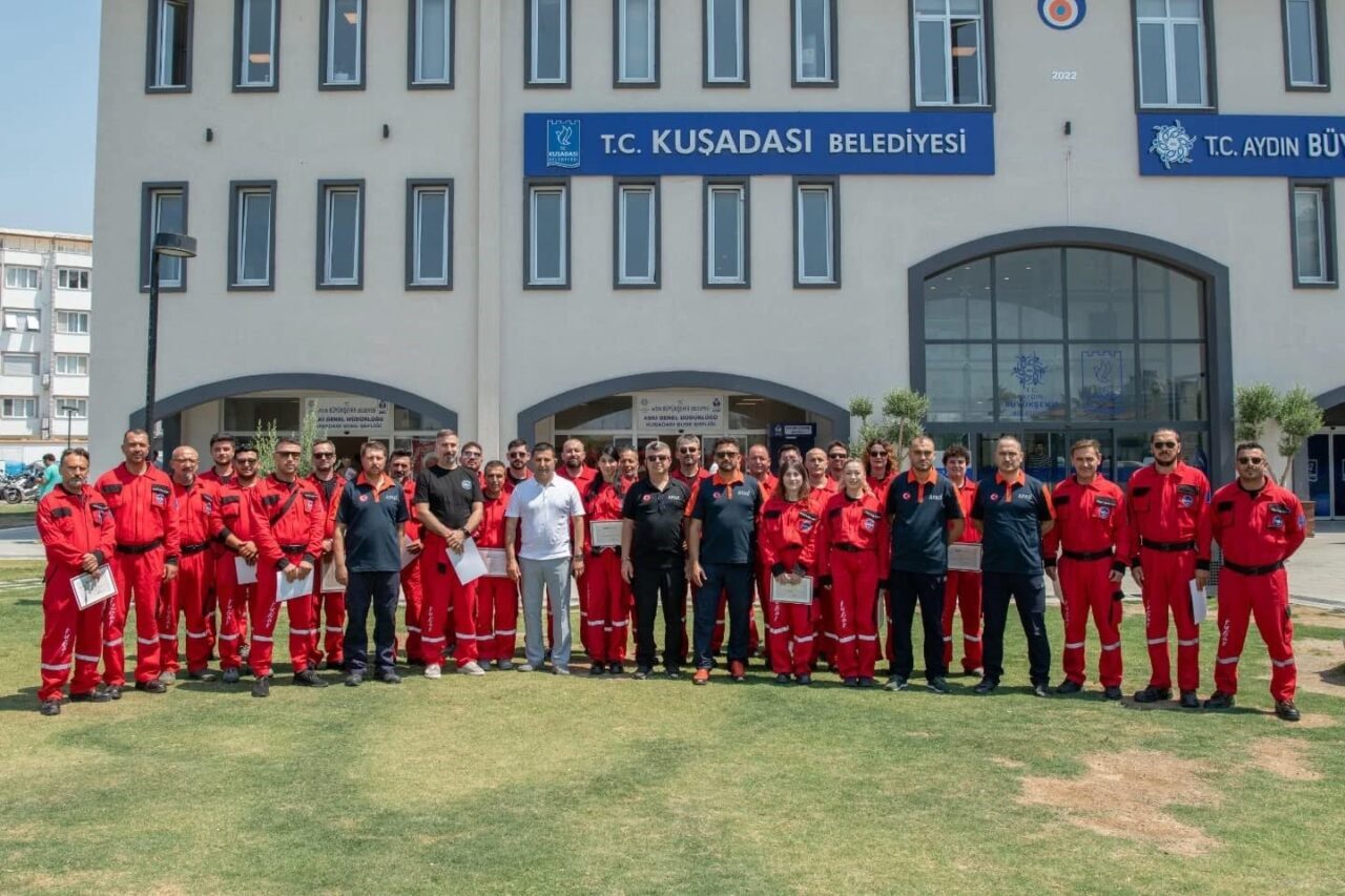 Kuşadası Belediyesi tarafından kurulan arama kurtarma ekibi, 5 günlük enkaz