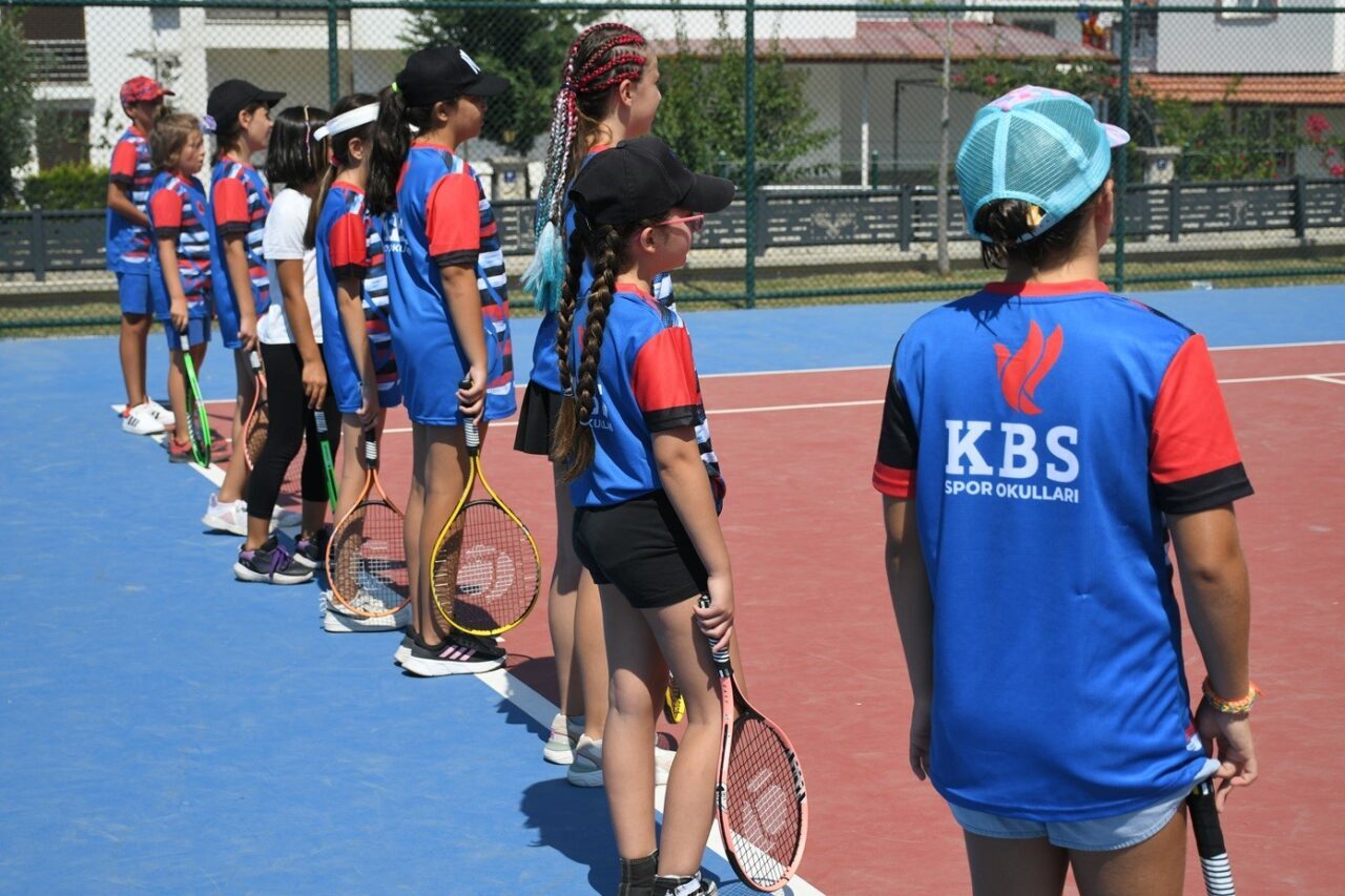 Kuşadası Belediyesi, çocuk ve gençlerin yaz tatilini verimli geçirmesi amacıyla