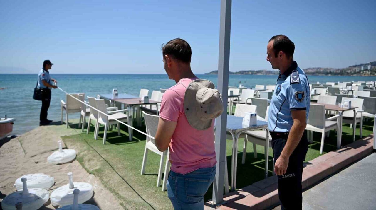 Kuşadası Belediyesi, yüksek turizm sezonuyla beraber kent genelindeki plajlarda gerçekleştirdiği