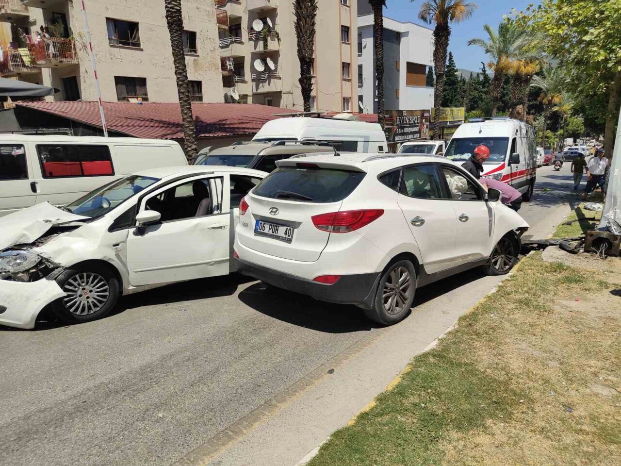 Aydın’ın Kuşadası ilçesinde bulunan Sabri Mumcu Caddesi’nde meydana gelen trafik