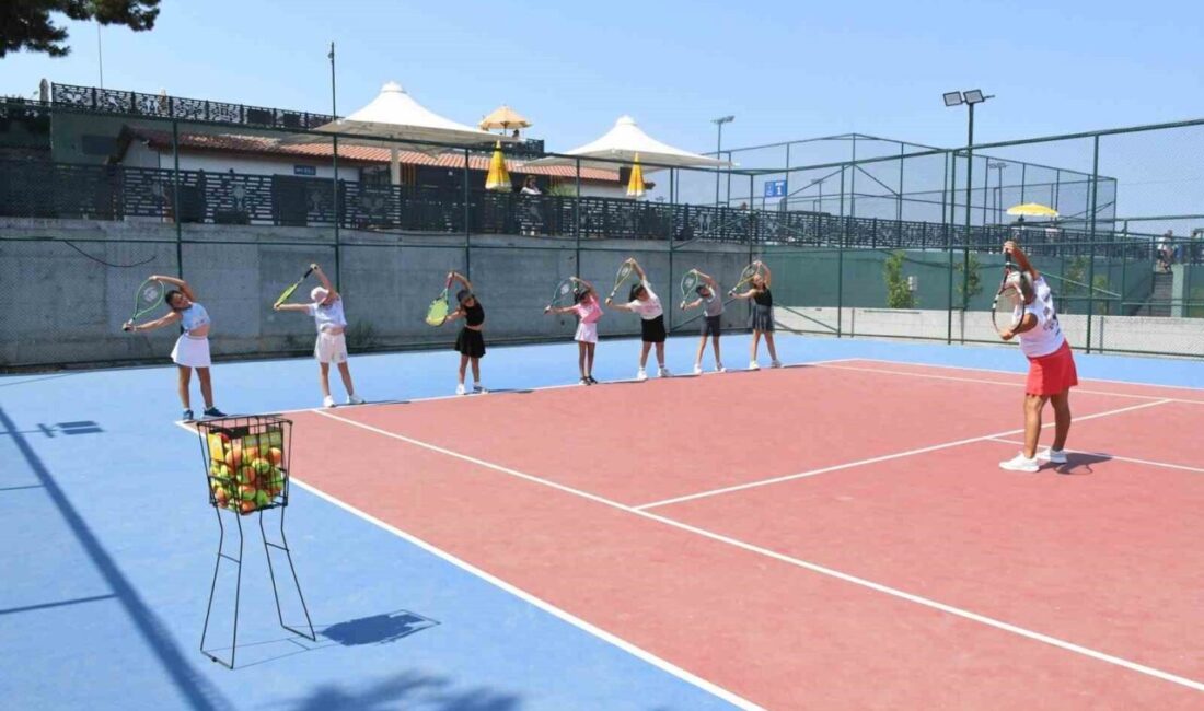 Kuşadası Belediyesi’nin yaz spor kursları kapsamında 7-13 yaş aralığındaki çocuklara