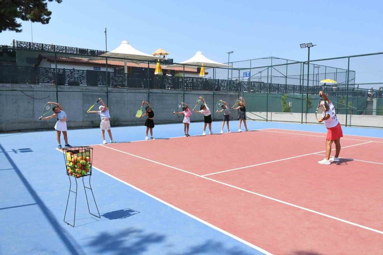 Kuşadası Belediyesi’nin yaz spor kursları kapsamında 7-13 yaş aralığındaki çocuklara