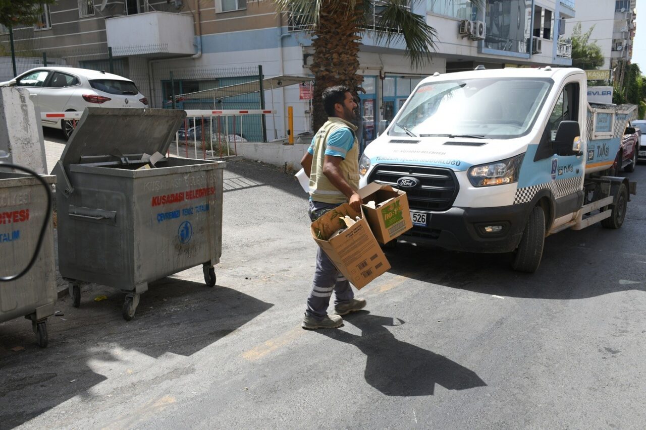 Yaz aylarında nüfusu katlanan Kuşadası’nda, kent temizliğini sağlamak amacıyla Kuşadası