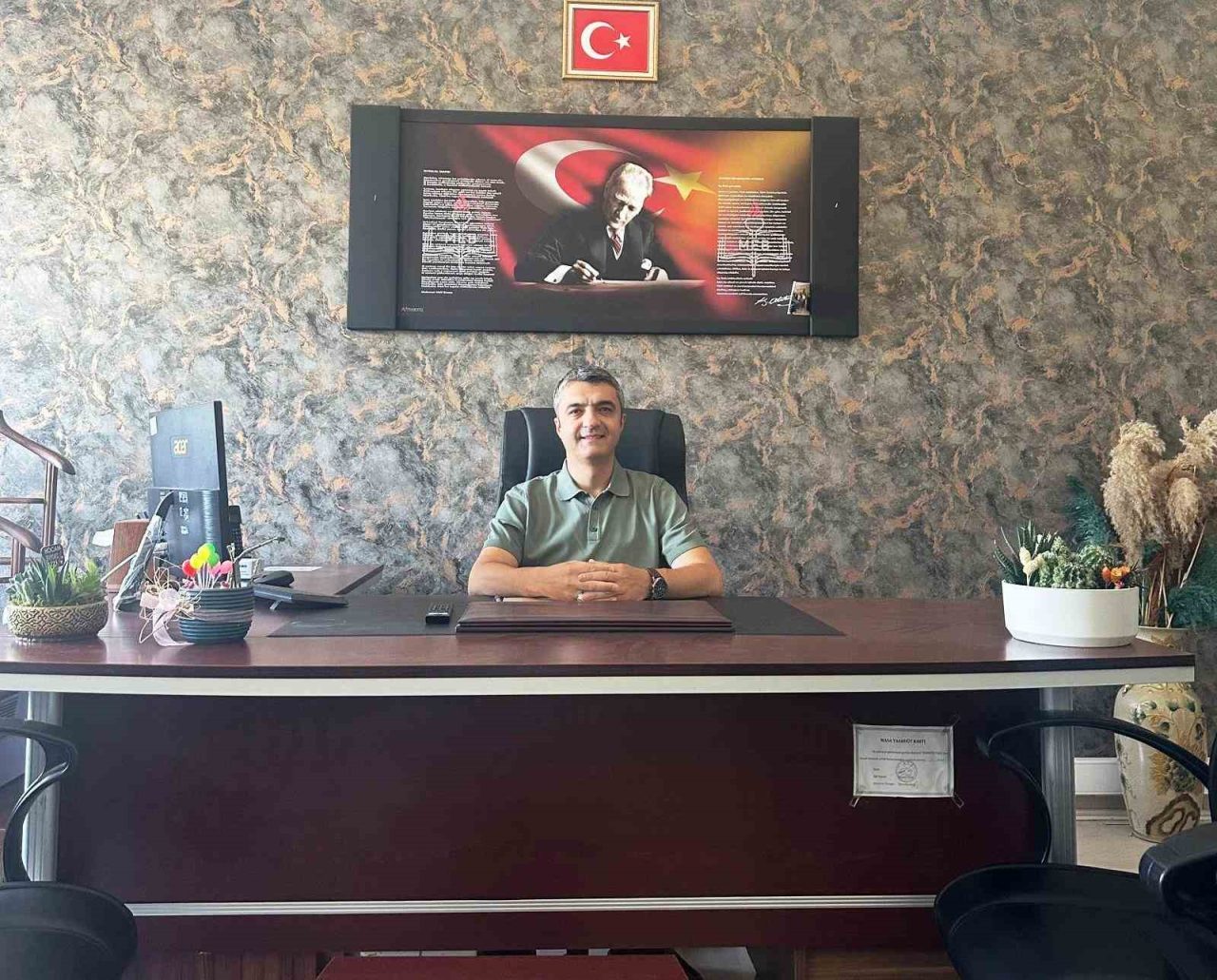 Kütahya Aysel-Selahattin Erkasap Sosyal Bilimler Lisesi’nde uzun yıllardır müdürlük görevini
