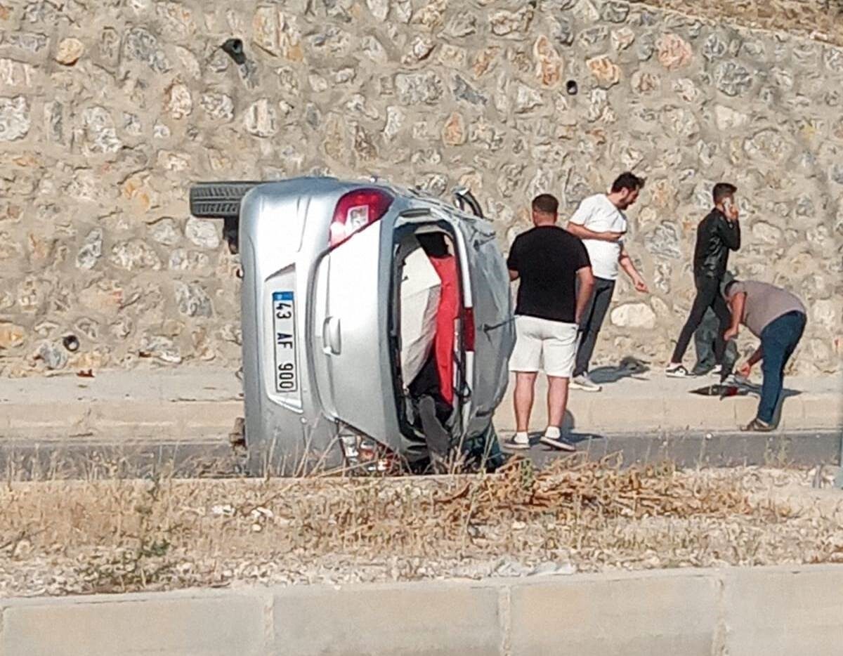Kütahya’nın Hisarcık Emet ilçesinde sürücüsünün direksiyon hakimiyetini kaybettiği otomobil takla