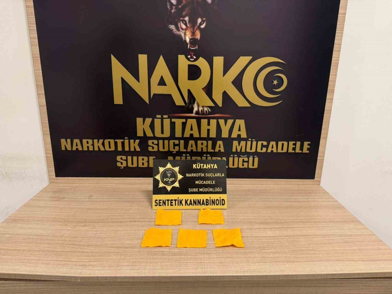 Kütahya’da Narkotik ekiplerince gerçekleştirilen operasyonda 2 bin içimlik kağıda emdirilmiş