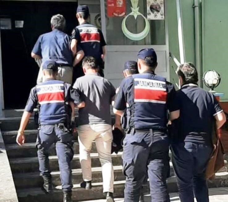 Kütahya’nın Altıntaş ilçesinde, zimmetlerine para geçirdikleri iddiasıyla gözaltına alınan 3