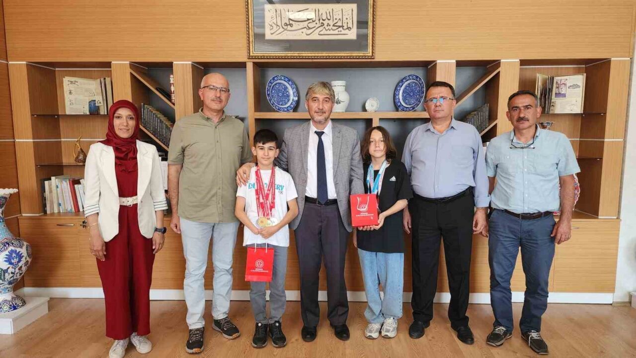 Kütahya Cumhuriyet Ortaokulu öğrencileri Murat Bayraktar ve Kuzey Turan, para