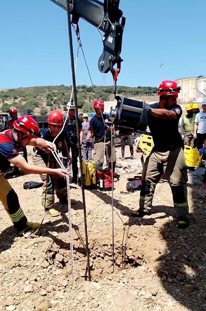 İzmir Aliağa’da 15 metre derinliğinde fore kazık kuyusuna düşen yurttaş,
