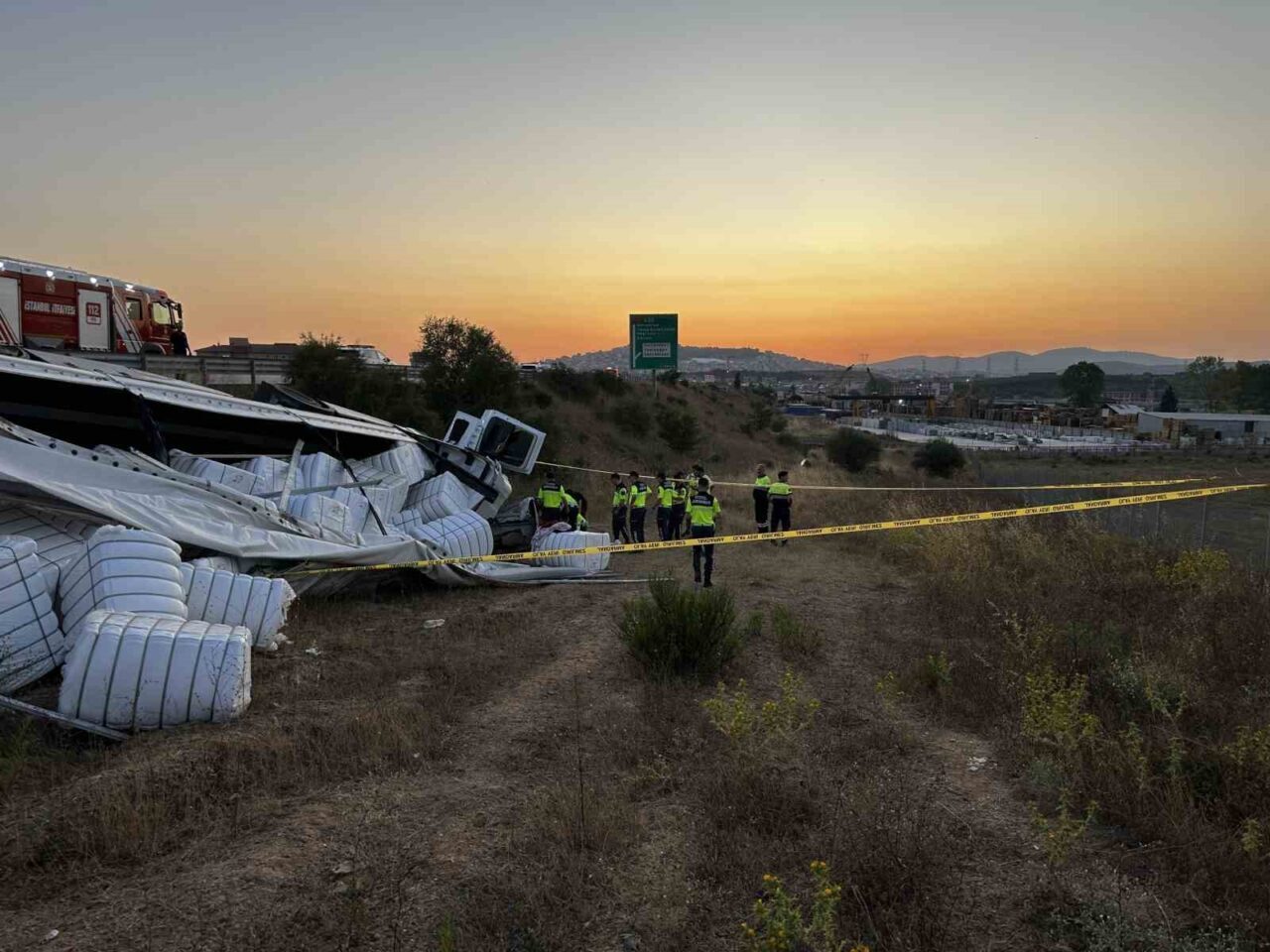 Kuzey Marmara Otoyolu Edirne istikametinde, kontrolden çıkan tırın araziye devrildiği