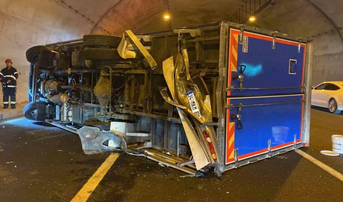Kuzey Marmara Otoyolu’nun Kocaeli geçişinde, tünel içerisinde kamyonet ile otomobilin