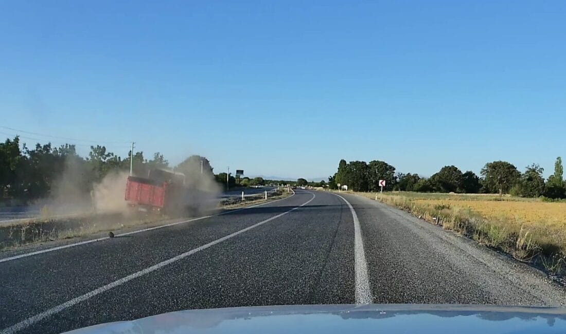 Konya’nın Beyşehir ilçesinde seyir halindeyken lastiğinin patlaması sonucu kontrolden çıkan