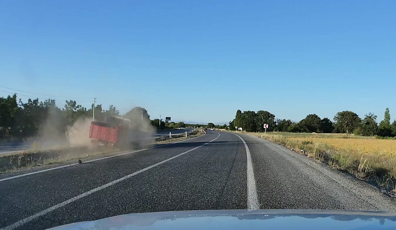 Konya’nın Beyşehir ilçesinde seyir halindeyken lastiğinin patlaması sonucu kontrolden çıkan