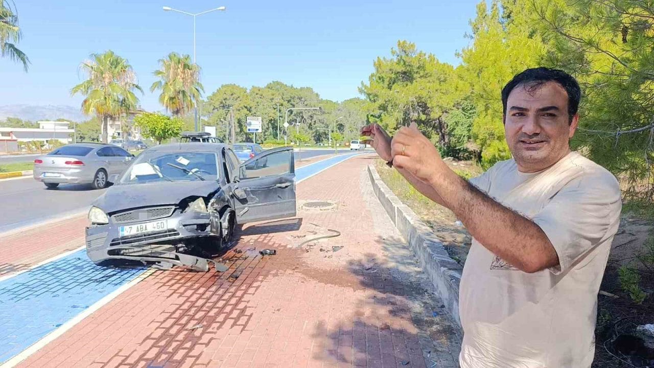 Antalya’nın Manavgat ilçesinde lastiği patlayıp takla atan otomobilin sürücü kazayı