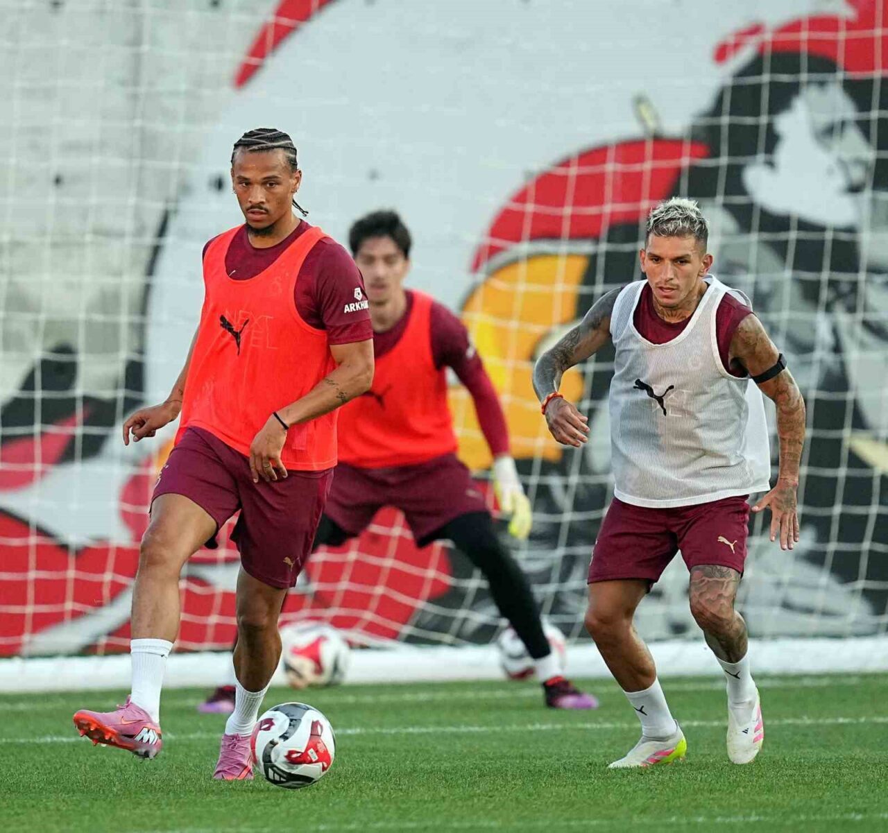 Galatasaray, 2025-2026 sezonu hazırlıklarını bugün yaptığı antrenmanla sürdürürken, yeni transfer