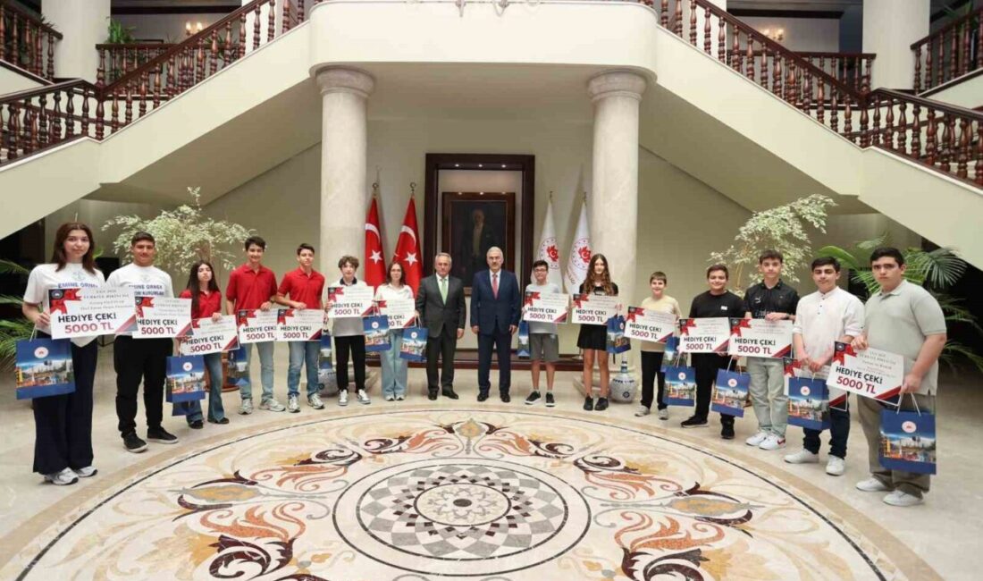 Bursa Valisi Erol Ayyıldız, LGS’de tam puan alan öğrencileri makamında