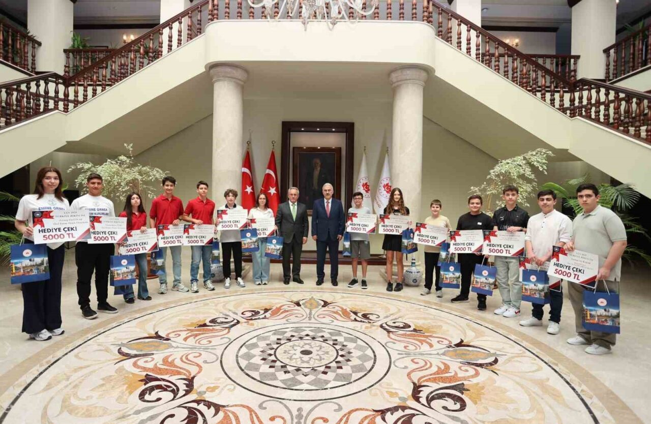 Bursa Valisi Erol Ayyıldız, LGS’de tam puan alan öğrencileri makamında