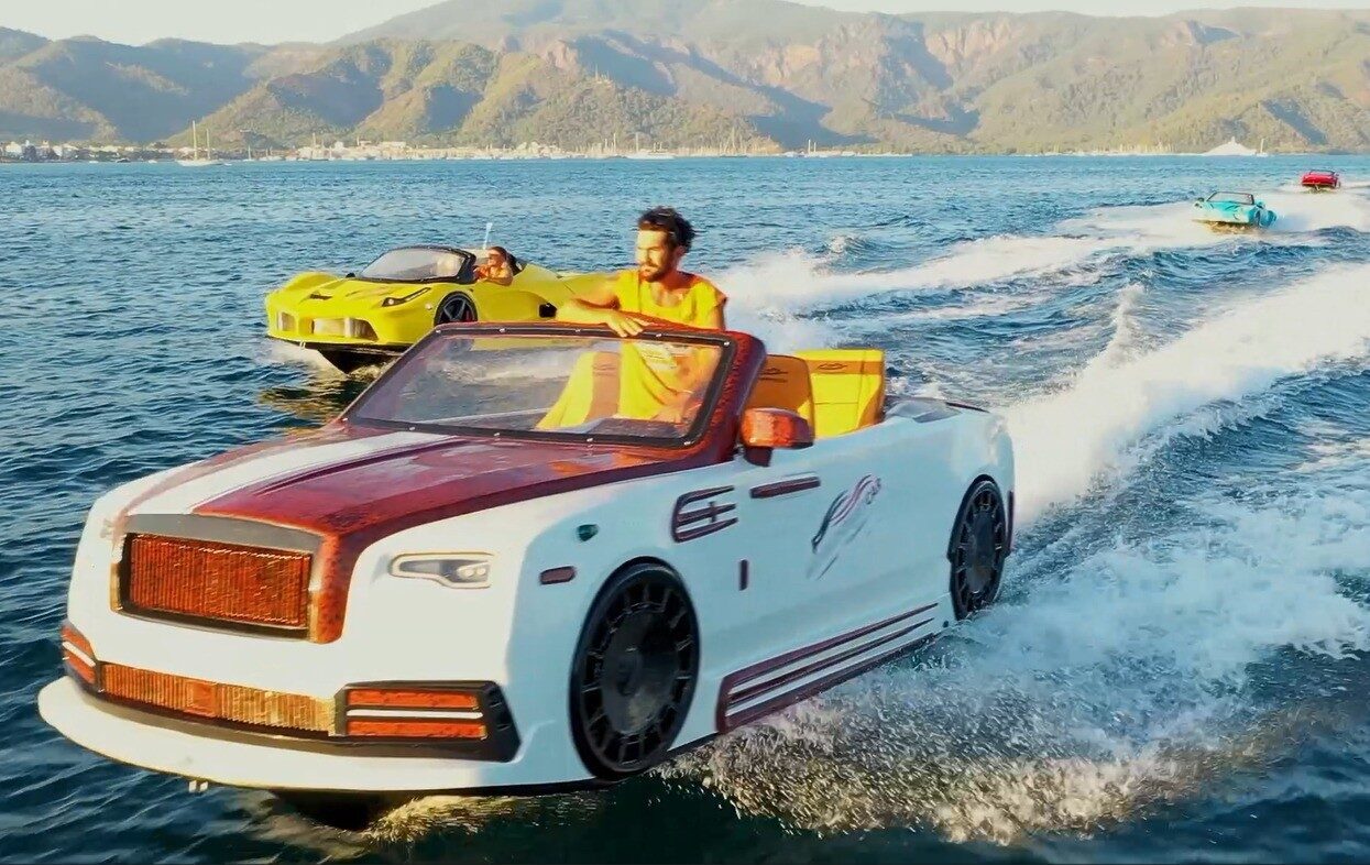 Muğla’nın Marmaris ilçesinde yaz sezonunda su sporlarına ilgi artarken, Türkiye’de