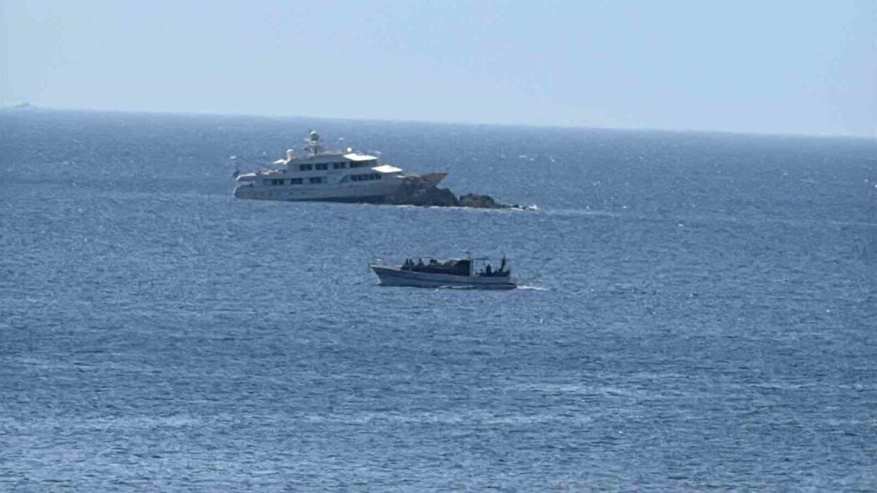 Muğla’nın Bodrum ilçesinde gece saatlerinde seyir halindeki 39 metrelik lüks