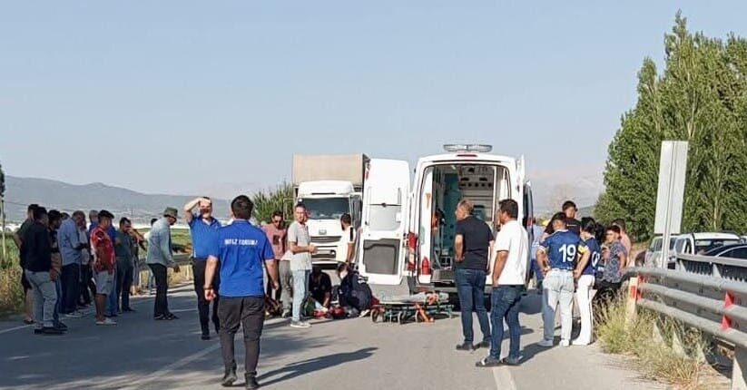 Burdur’un Gölhisar ilçesinde dönüş yapmak isteyen lüks otomobile arkadan çarpan