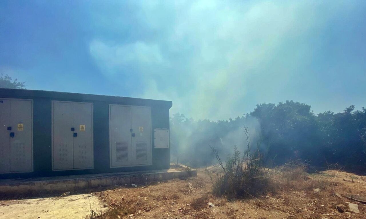 Antalya’da lüks villalara yakın ağaçlık alanda çıkan yangın, içerisinde saman