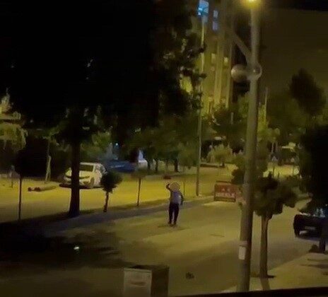 Adıyaman’da madde bağımlısı olduğu öne sürülen bir şahıs, yoldan geçen