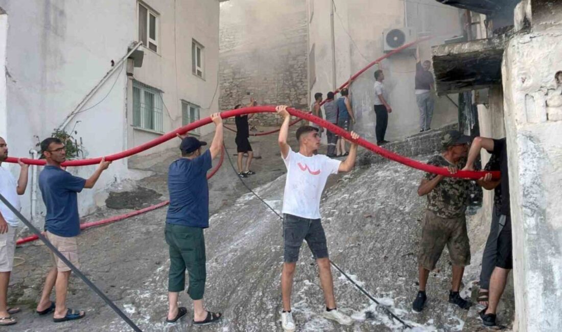 Muğla’nın Menteşe ilçesinde tek katlı ahşap evde çıkan yangını söndürmek