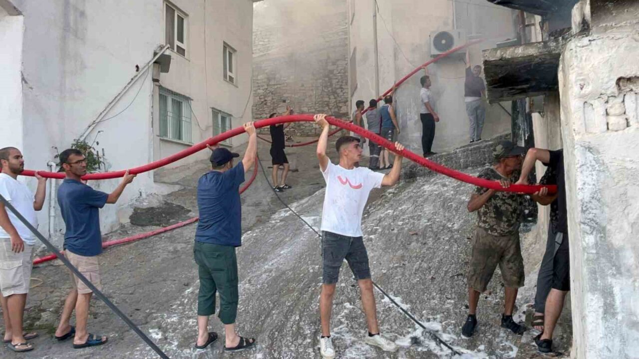 Muğla’nın Menteşe ilçesinde tek katlı ahşap evde çıkan yangını söndürmek