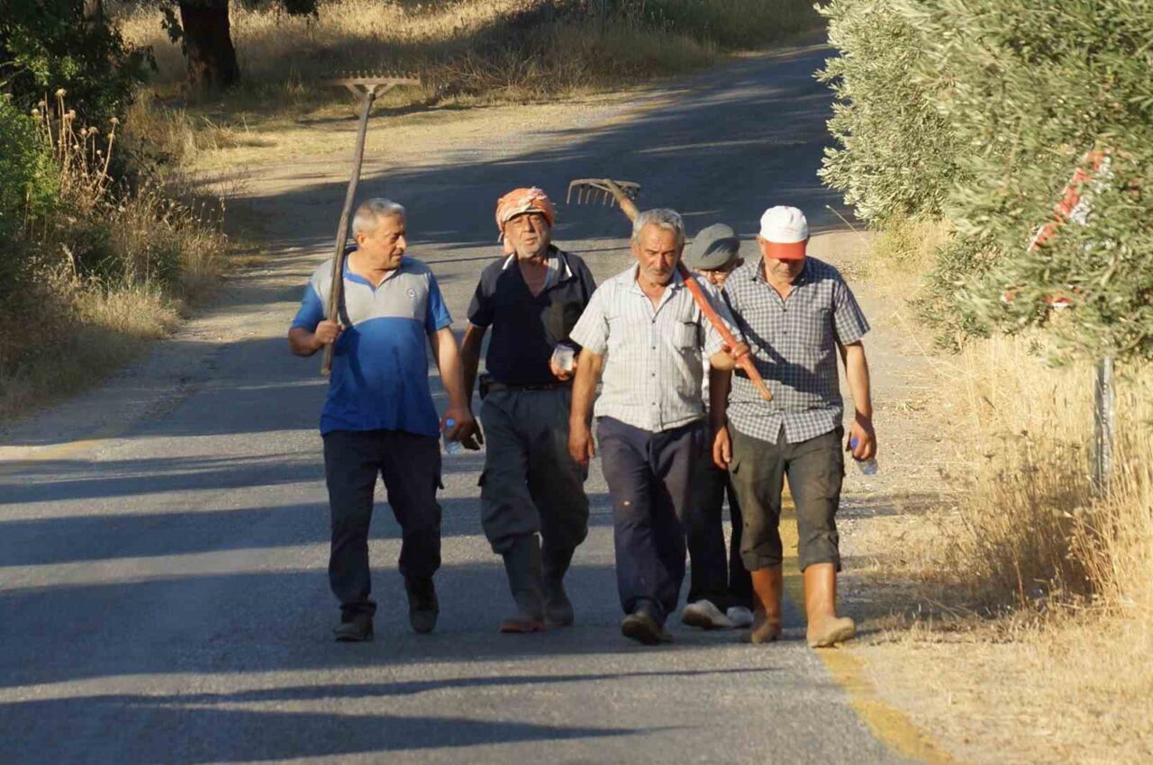 Aydın’ın Efeler ilçesinde çıkan yangın ekipler tarafından söndürülürken, mahalle sakinleri