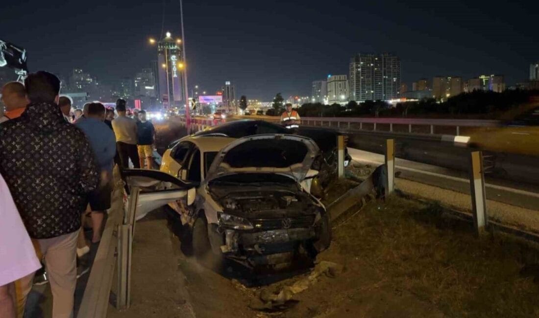 Beylikdüzü’nde makas atarak ilerleyen otomobil kontrolden çıkarak başka bir araca