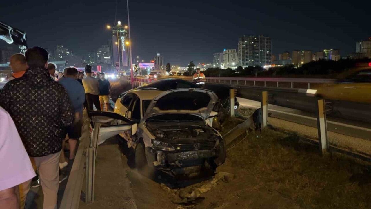 Beylikdüzü’nde makas atarak ilerleyen otomobil kontrolden çıkarak başka bir araca