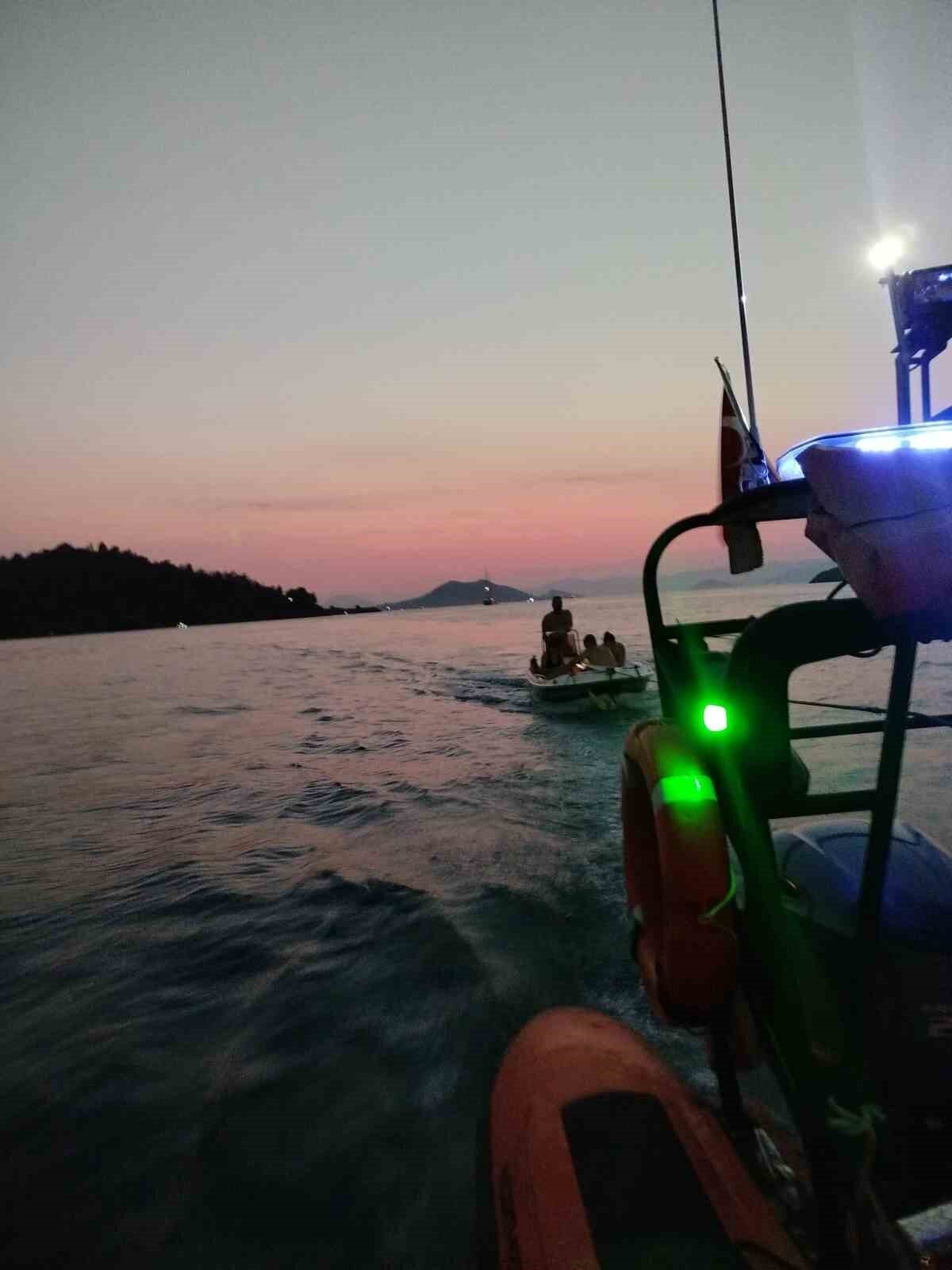 Muğla’nın Fethiye ilçesi açıklarında içerisinde 4 kişi bulunan tekne makine