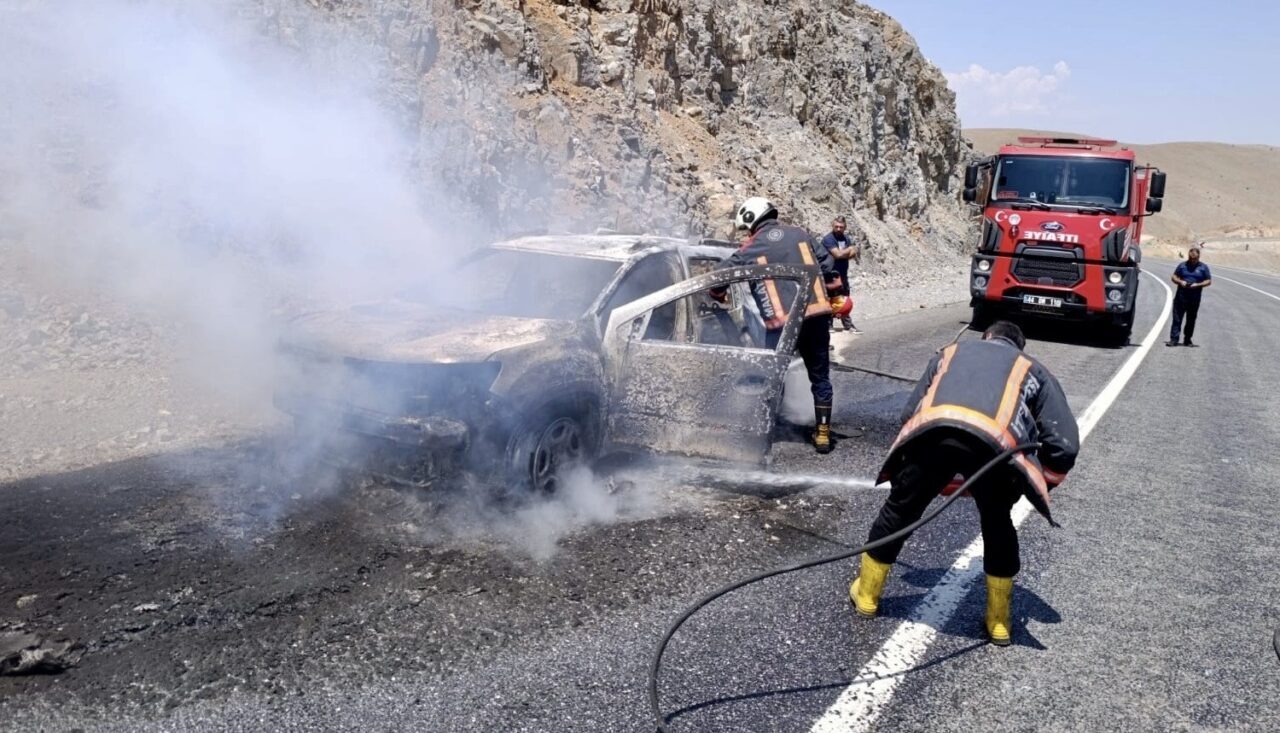Malatya-Çelikhan yolunda seyir halindeyken alev alan araca itfaiye ekipleri müdahale