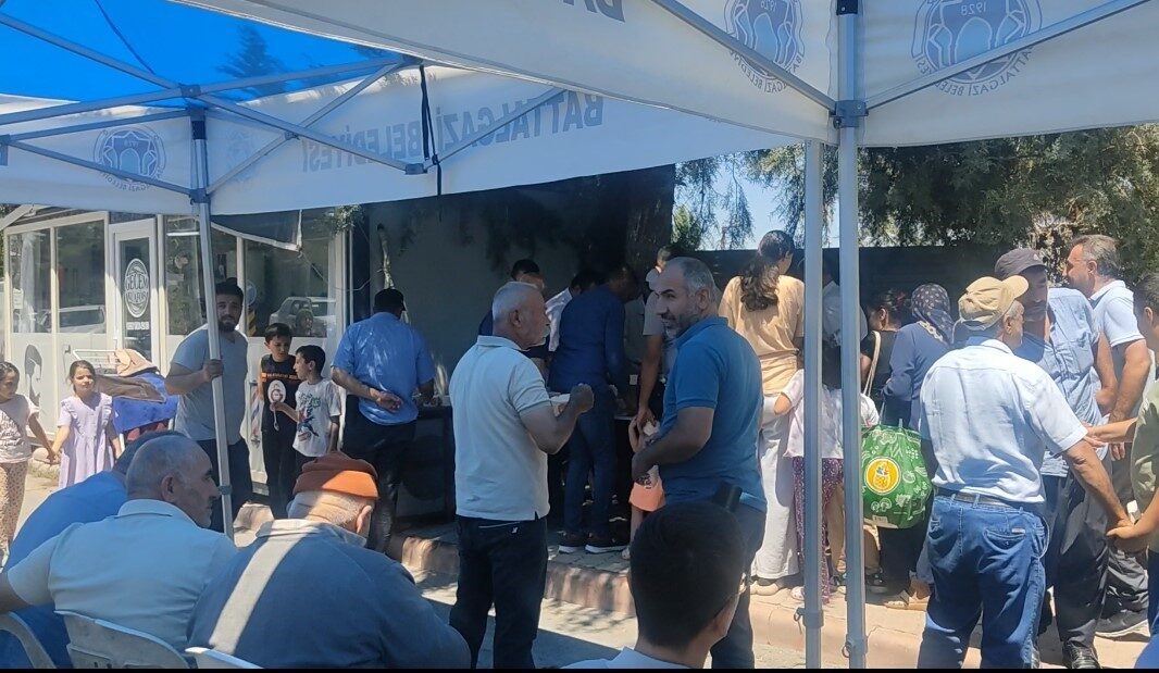 Malatya İş İnsanları Platformu tarafından Muharrem ayı dolayısıyla düzenlenen aşure