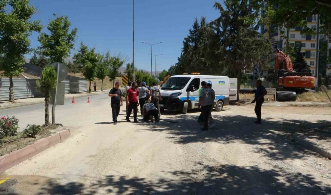 Malatya’nın Yeşilyurt ilçesinde yürütülen altyapı çalışmaları sırasında doğalgaz borusu patladı.