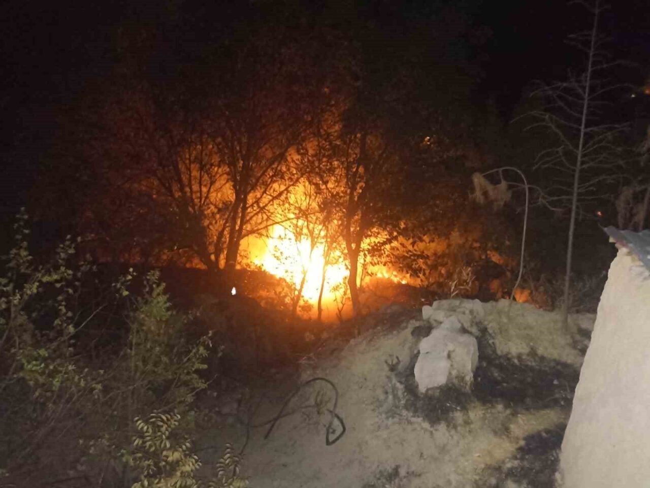 Malatya’nın Darende ilçesinde bir bahçede çıkan yangın paniğe neden oldu.