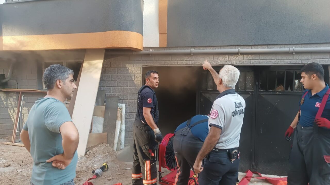 Malatya’nın Yeşilyurt ilçesinde bir depoda çıkan yangın, itfaiye ekiplerinin müdahalesiyle