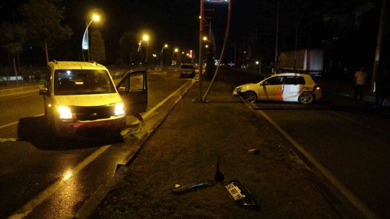 Malatya’da hafif ticari araç ile otomobilin karıştığı trafik kazasında 2
