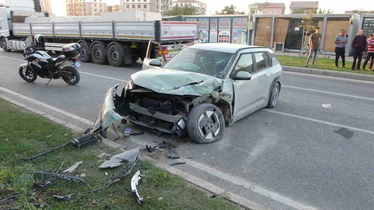 Malatya’da sürücüsünün kontrolünden çıkan otomobilin refüje çarpması sonucu meydana gelen