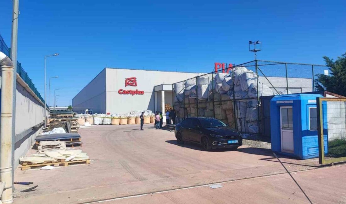 Malatya’da ahşap tabela üretimi yapılan fabrikada bilinmeyen bir nedenle patlama